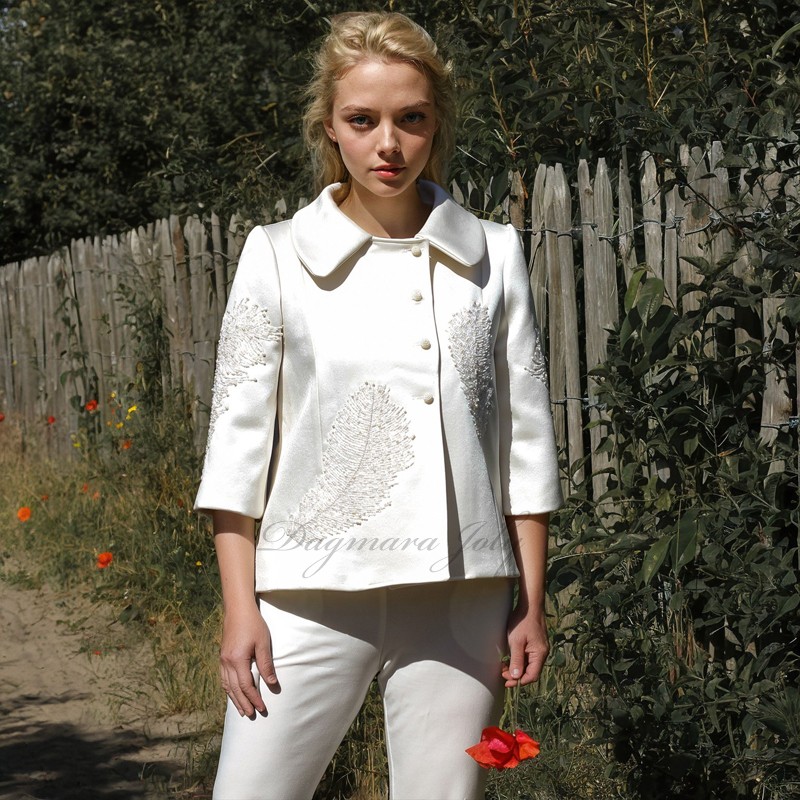 Short ivory women jacket with peter pan collar