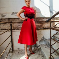 Red mi-long sleeveless dress with boat neckline, 50s inspired style