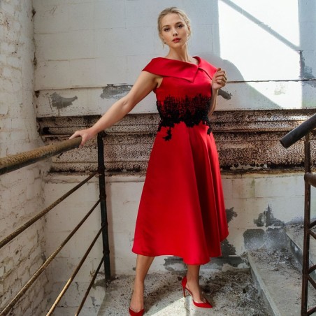 Red mi-long sleeveless dress with boat neckline, 50s inspired style