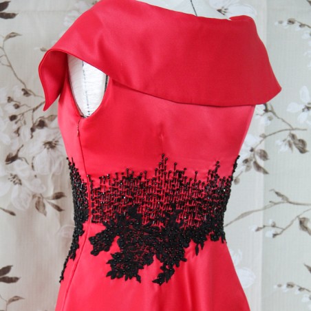 Red mi-long sleeveless dress with boat neckline, 50s inspired style