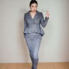 Tailleur croisé gris jupe crayon avec veste à basque double boutonnage