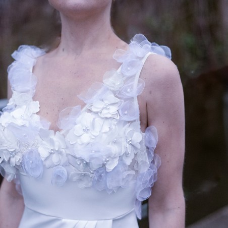 Robe de mariée sirène ouverte devant avec traine, sans manches , ornée des fleurs, faite sur mesure