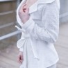 Veste portefeuille ceinturée blanc à épaulé dénudée en tweed