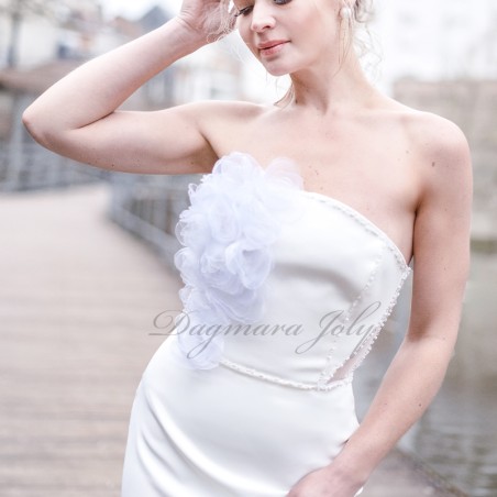 Robe de mariée fourreau bustier sirène avec traine et fleurs brodées, faite sur mesure en France