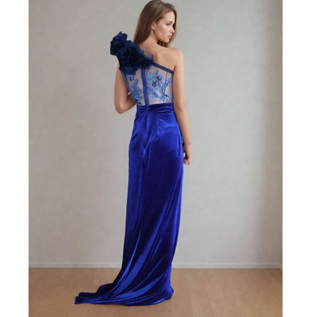 Robe longue en velour bleu roi ouvert devant épaule dénudée