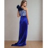 Robe longue en velour bleu roi ouvert devant épaule dénudée