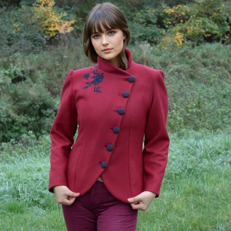 Veste en laine chaude bordeaux à boutonnage croisée, faite sur mesure et sur commande en France.