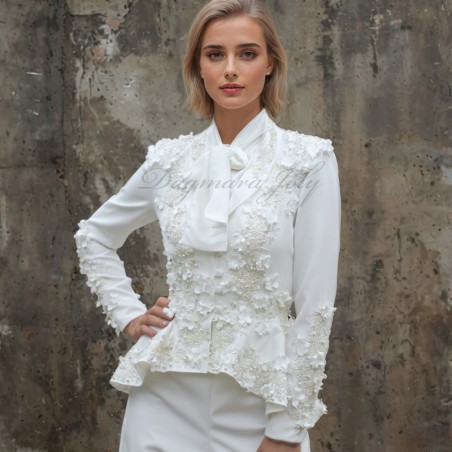 Veste de mariée blanche à basque asymétrique ornée à la main, faite en France