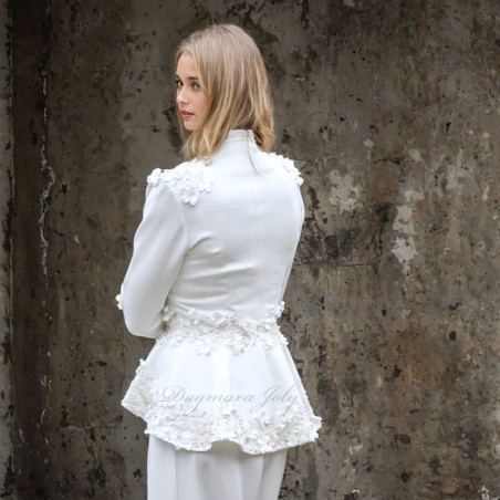 Veste de mariée blanche à basque asymétrique ornée à la main, faite en France