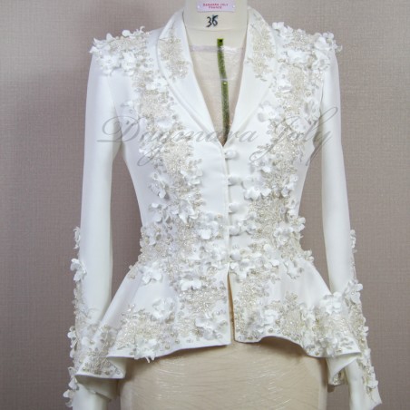 Veste de mariée blanche à basque asymétrique ornée à la main, faite en France