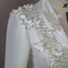 Veste de mariée blanche à basque asymétrique ornée à la main, faite en France