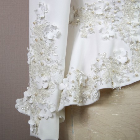 Veste de mariée blanche à basque asymétrique ornée à la main, faite en France