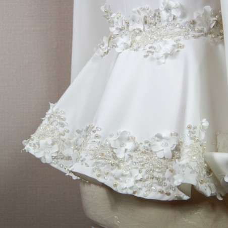 Veste de mariée blanche à basque asymétrique ornée à la main, faite en France