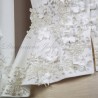 Veste de mariée blanche à basque asymétrique ornée à la main, faite en France