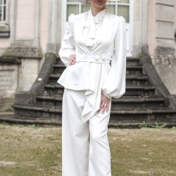 Tailleur blanc pantalon ample femme avec veste à basque