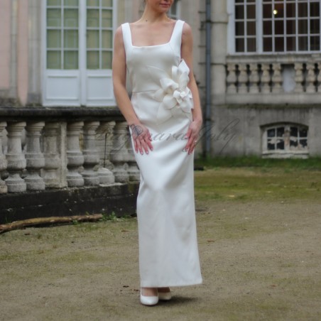 Robe de mariée longue droite sans manches à décollette carré , faite sur mesure en France