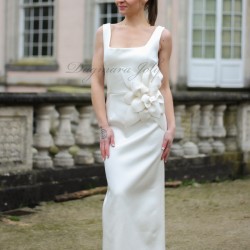 Robe de mariée longue droite sans manches à décollette carré , faite sur mesure en France