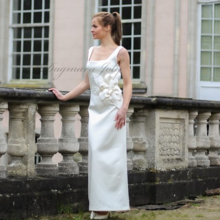 Robe de mariée longue droite sans manches à décollette carré , faite sur mesure en France