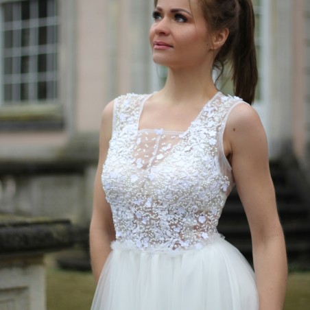 White long sleeveless embellished wedding tulle dress