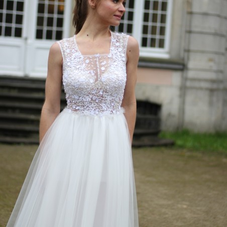 Robe blanche mariage en tulle longue asymétrique ornée