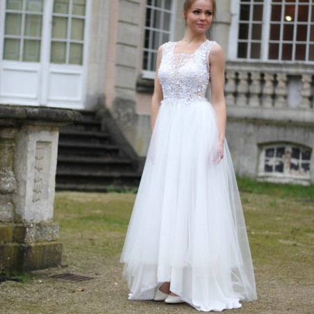 White long sleeveless embellished wedding tulle dress