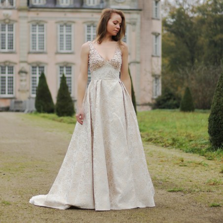 Robe de mariée trapèze longue traine avec fente devant, sans manches, dos plongeant