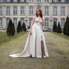 Robe de mariée trapèze longue traine avec fente devant, sans manches, dos plongeant