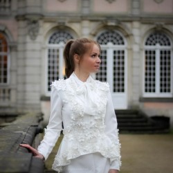 Veste de mariée blanche à basque asymétrique ornée à la main, faite en France