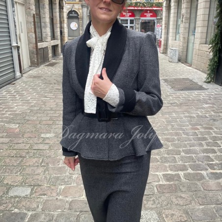 Tailleur jupe droite avec veste cintrée à col châle