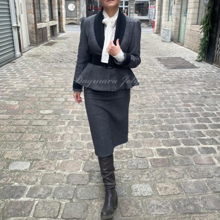 Tailleur jupe droite avec veste cintrée à col châle