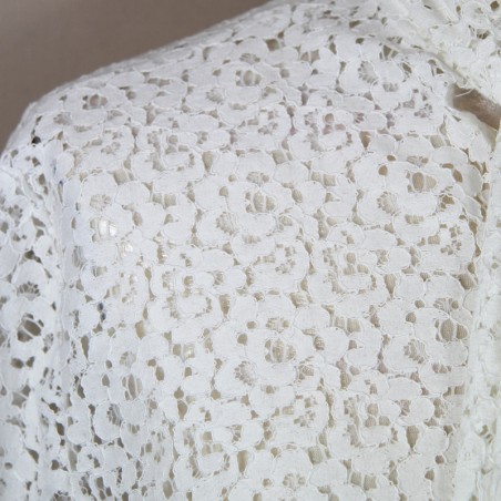 Blouse blanche en dentelle au noeud à col , fabrication francaise