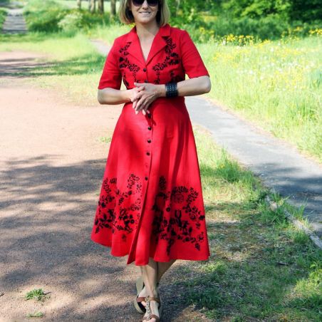 Linen bouton down shirt dress with short sleeves and black floral embroidery.