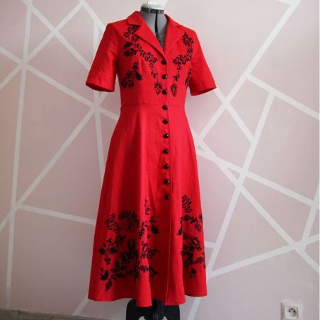 Robe chemise en lin rouge brodée à manches courtes et boutonnée devant, fabrication française