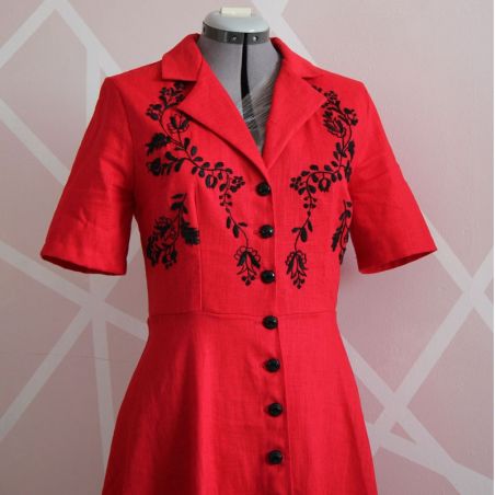 Robe chemise en lin rouge brodée à manches courtes et boutonnée devant, fabrication française