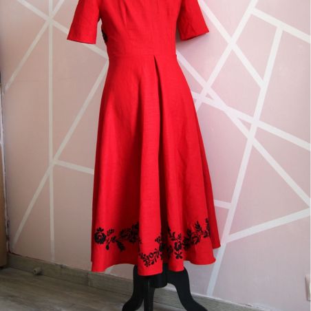 Robe chemise en lin rouge brodée à manches courtes et boutonnée devant, fabrication française